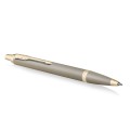 Parker IM Rituals Sandstone długopis – metalowy korpus w kolorze sandstone i złote wykończenia